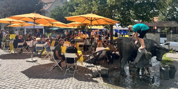 Isnyer Feierabendmarkt Softeis, Secco, Sandaletten auf dem Viehmarkt.