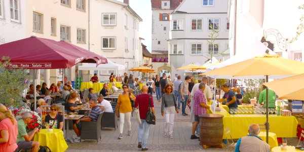 Isnyer Feierabendmarkt Karotten, Kefir, Blumenkinder am Roßmarkt
