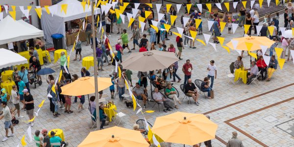 Isnyer Feierabendmarkt Boschen, Bergkäs, Blechmusik auf dem Marktplatz