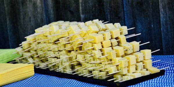 Eine große Anzahl von gestapelten Käse-Spießen wartet auf die Pilger an der Schletteralpe.