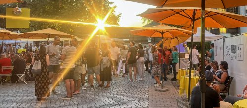 Bei Sonnenuntergang macht Isny Feierabend auf dem Viehmarkt.