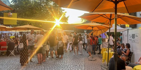 Bei Sonnenuntergang macht Isny Feierabend auf dem Viehmarkt.