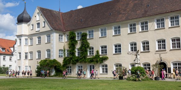 Die Route verläuft mitten durch den Schlossinnenhof Die Pilger gehen durch den Schlossinnnenhof bei strahlendem Sonnenschein.