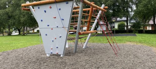 Klettertrichter im Pausenhof GS Neutrauchburg Doernfeld