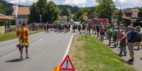 Die Feuerwehr sichert die Überquerung der Straße