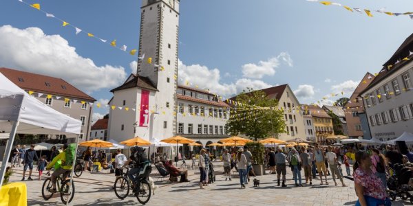 Viele Menschen versammeln sich auf dem Isnyer Marktplatz zu dessen Eröffnung.