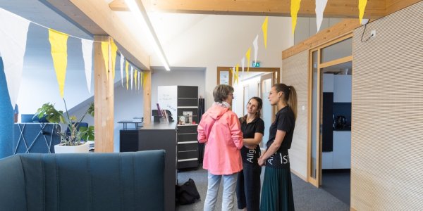 Besucher nutzen den Tag der offenen Tür der Isny Marketing GmbH und werfen einen Blick in die Büroräume.