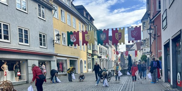 Das Team der Isny Marketing sammelt zusammen mit freiwilligen Helfer*innen Müll in der Altstadt.