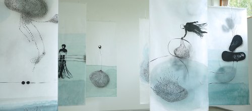 Fragile Balance, 2021, Tusche, Acryl, Wachs auf Japanpapier, Installation (Ateliersituation), je 210 x 93 cm
