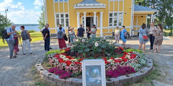 Vor der Aatos Galerie