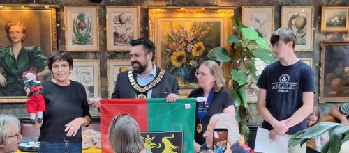 Übergabe der Gastgeschenke bei Teestunde