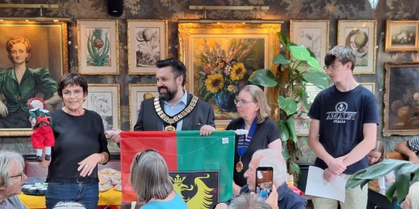 Übergabe der Gastgeschenke bei Teestunde