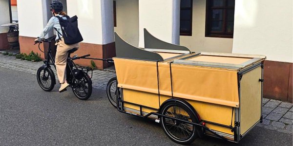 Fahrrad zieht das Isnyer KulturMobil