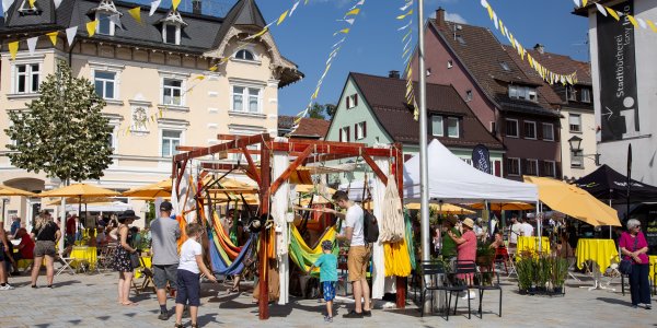 Alpengoa präsentiert auf dem Feierabendmarkt bunte Hängematten.