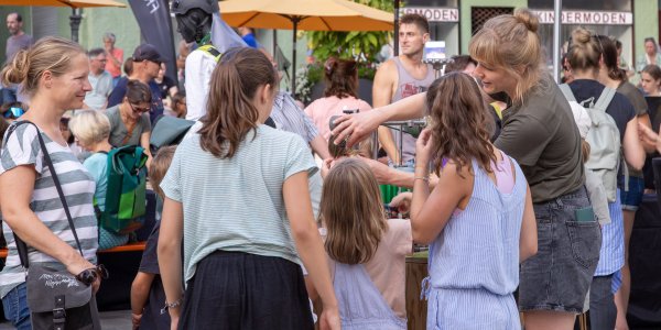 Am Stand von EDELRID legen Besucher bei der Seilherstellung selbst Hand an