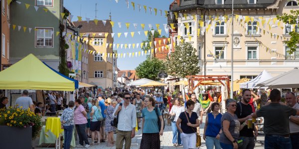 Bei bestem Wetter schlendern zahlreiche Besucher über den Isnyer Feierabendmarkt auf dem Marktplatz