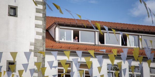 Besucher genossenden den Ausblick von den Büroräumen der IMG im Dachgeschoss des Hallgebäudes.