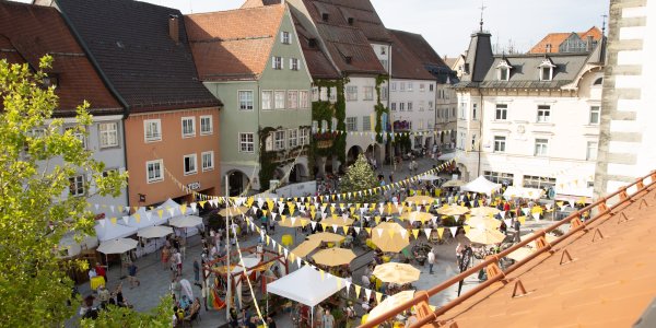 Blick vom Dachgeschoss des Hallgebäudes auf den Isnyer Feierabendmarkt am Marktplatz