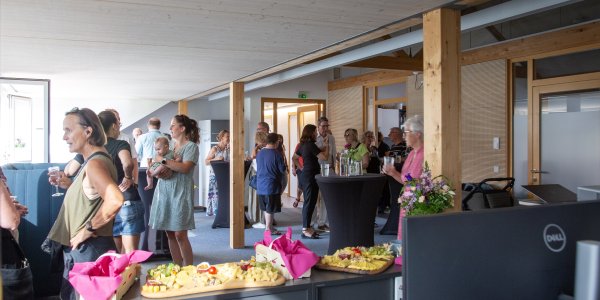 Die Isny Marketing begrüßt ihre Besucher mit Isny Secco und Käse in den Büros unter dem Dach