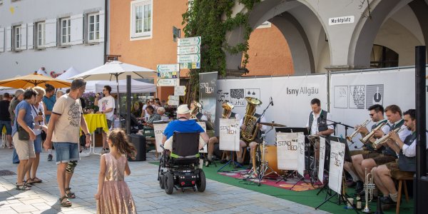 Die siebenköpfige Bläserformation Stadlblech sorgt beim Feierabendmarkt für zünftige Unterhaltung