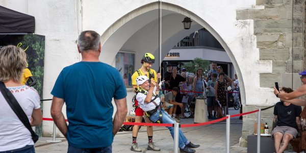 Ein EDELRID-Mitarbeiter empfängt die Besucher nach dem Abseilen vom Blaserturm am Boden