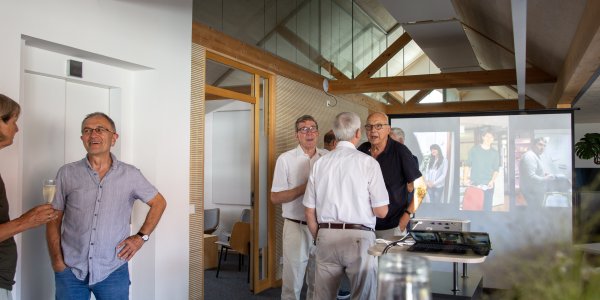 Eine Bildpräsentation lädt die Besucher ein, gemeinsam Erinnerungen aufleben zu lassen