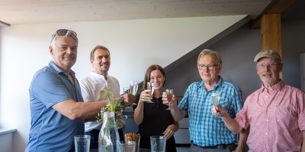 Geschäftsführerin K. Konrad, Bürgermeister R. Magenreuter, G. Mayer und die ehemaligen Geschäftsführer T. Fritz und O. Längst stoßen gemeinsam auf 20 Jahre Isny Marketing GmbH an.