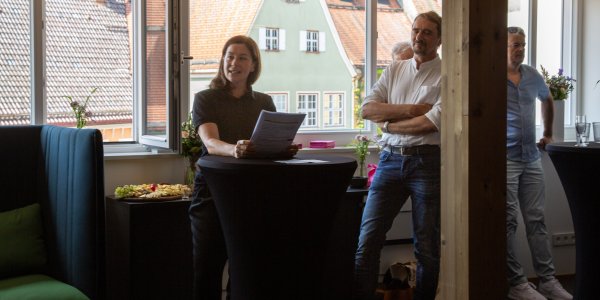 Geschäftsführerin Karin Konrad begrüßt die Jubiläumsgäste mit einer kurzweiligen Rede