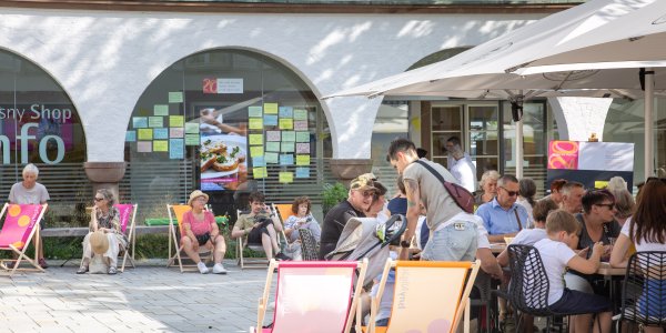 Große Post-Its mit Visionen für Isny gibt es am Arkadengang des Hallgebäudes zu entdecken