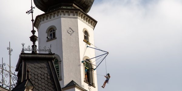 Gut gesichert können sich die Besucher vom Blaserturm abseilen lassen