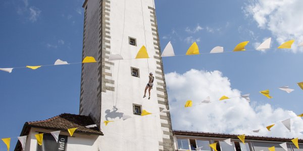 Hoch hinaus geht es bei der Abseilaktion der EDELRID GmbH & Co. KG am Blaserturm