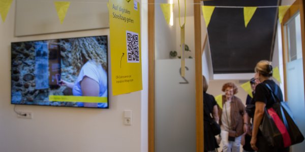 Im Besprechungsraum informiert die Isny Marketing GmbH über den neuen digitalen Streifzug