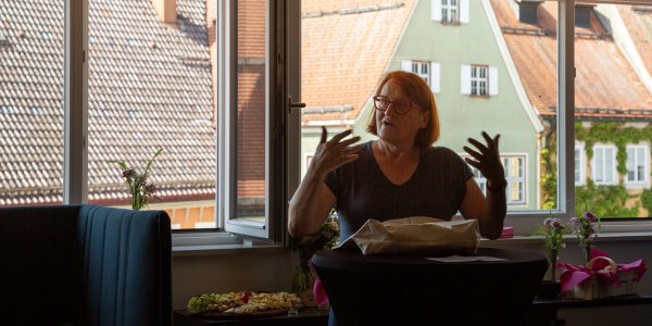 Lukretia Mayer Kottmann, 1. Vorsitzende Isny Aktiv e.V., überbringt Glückwünsche an Isny Marketing GmbH