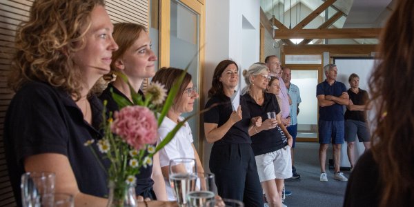 Mitarbeitende und Gäste lauschen der Rede von Bürgermeister Rainer Magenreuter
