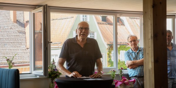 Paul Rupf-Bolz gratuliert im Namen des Kulturforums Isny