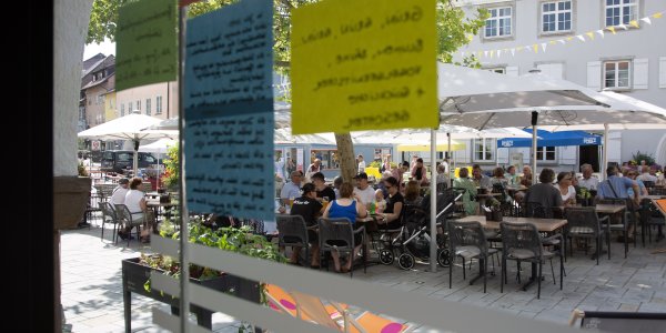 Visionen für Isny begrüßen die Besucher im Eingangsbereich des Hallgebäudes