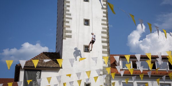 Zahlreiche mutige Besucher lassen sich vom Blaserturm abseilen