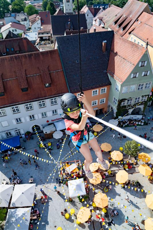Einmal über den Isnyer Marktplatz schweben - der Traum ging für viele kleine und große Besucher in Erfüllung.