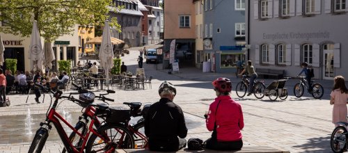 Eine lohnende Pause auf der Radreise ist die historische Innenstadt von Isny. Am Marktplatz befindet sich auch die Isny Info und ein großer Radabstellplatz mit Akkuaufladestation.