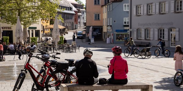 Pause am Marktplatz von Isny Eine lohnende Pause auf der Radreise ist die historische Innenstadt von Isny. Am Marktplatz befindet sich auch die Isny Info und ein großer Radabstellplatz mit Akkuaufladestation.