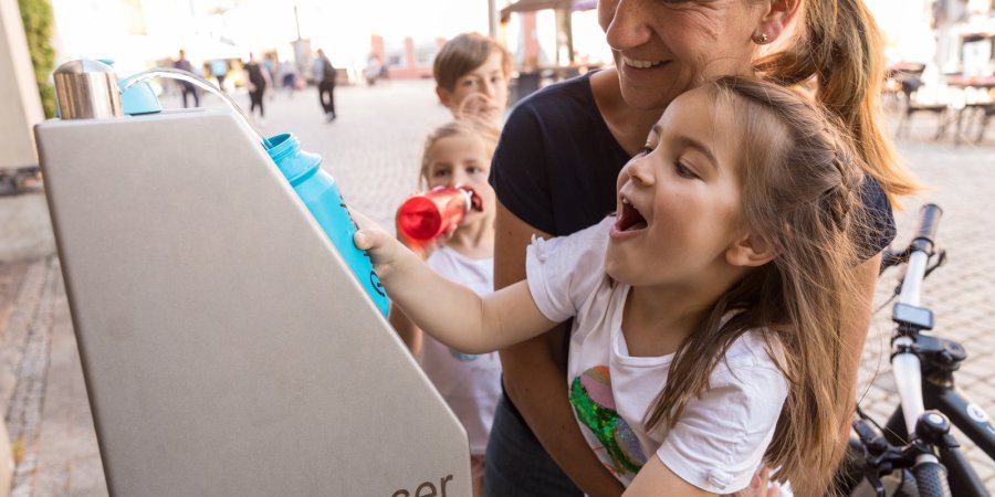 Eine willkommene Erfrischung gibt es am Rathaus in Isny mit der Trinkwassersäule.