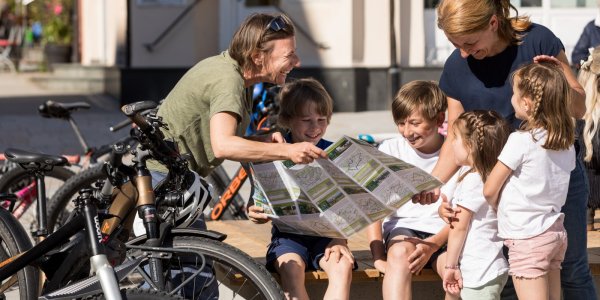 Planungspause in der Altstadt von Isny Direkt am Marktplatz in Isny befindet sich die Isny Info, wo es Kartenmaterial oder Tourentipps für die Radausflüge gibt.