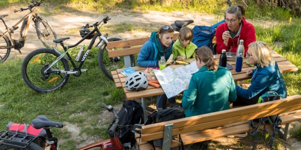 Zusammen Radeln und auch Pause machen sind bei einer schönen Familienradtour in Isny im Allgäu fester Bestandteil.