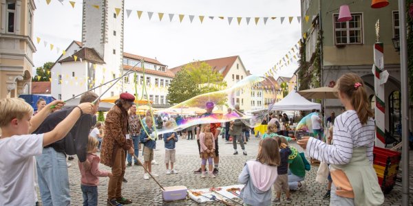 Mit tatkräftiger Unterstützung schickte Angrosch schillernde Seifenblasen in den Himmel.