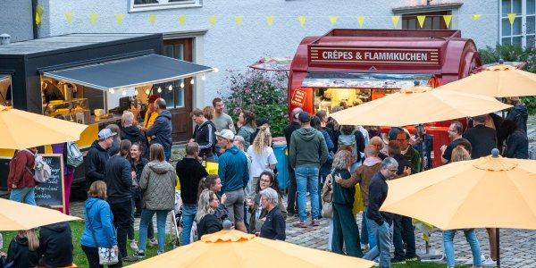 Passend zum Motto kredenzen die Beschicker feine Campari-Kreationen, gute Weine & herzhafte Burger.