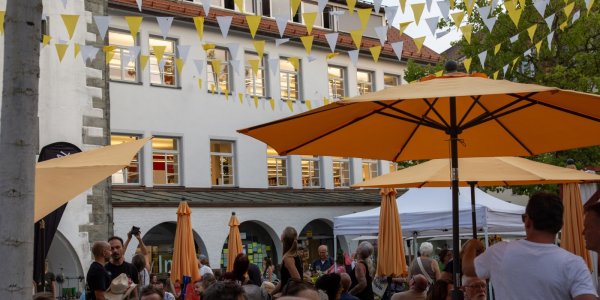 Zwischen flatternden Wimpeln und gelben Sonnenschirmen traf man alte Bekannte und neue Gesichter.