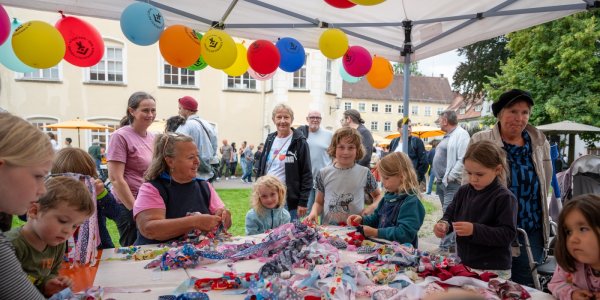 Mitmachen erwünscht! Der Kinderschutzbund Isny lud die kleinen Besucher zum Windspielbasteln ein.
