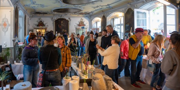 Der Designmarkt mit handverlesenen Produkten erstreckte sich vom Refektorium bis in den Innenhof von Schloss Isny.