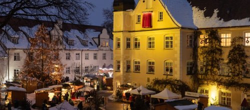 Isnyer Schlossweihnacht im Innenhof von Schloss Isny bei Nacht.