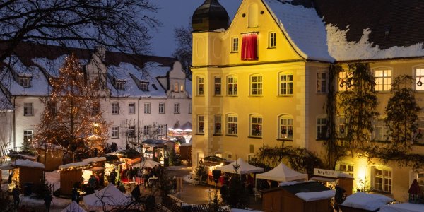 Isnyer Schlossweihnacht im Innenhof von Schloss Isny bei Nacht.